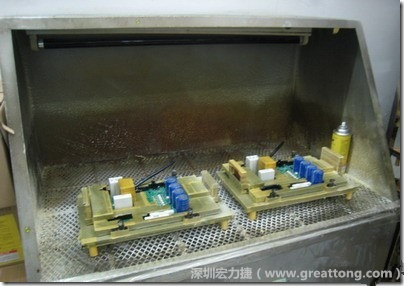 使用喷涂(Spraying)方式作业conformal coating时，需设备抽真空的设备，否则喷涂的物质会飘散到空气当中，影响人体的健康。