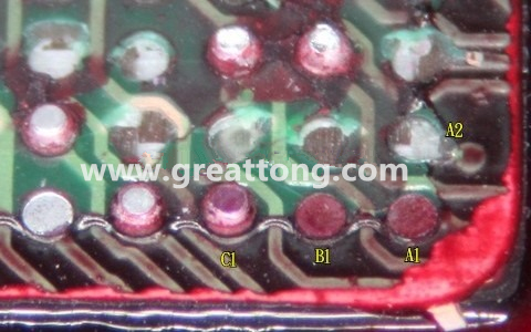 下图是红墨水测试后将PCB板子拿回来侧一个角度拍摄的照片，就可以很清楚的看到锡球黏在PCB端，或不在PCB端。