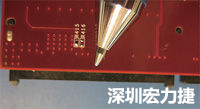 连接器边缘稍突出于电路板的边缘。