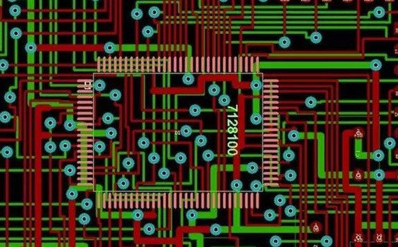 图1：两种PCB模型的部分电路。顶图：传统设计版本。