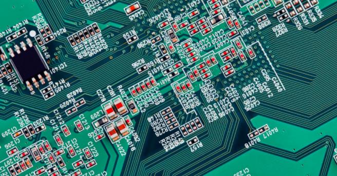 你能在这个复杂的PCB中找到垂直布线吗？反正我不能